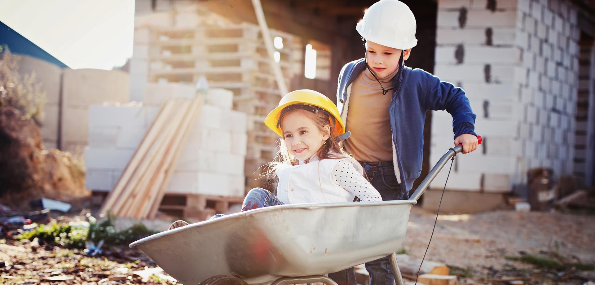 Spielende Kinder auf einer Baustelle (Foto: Aliaksei Lasevich - Fotolia)